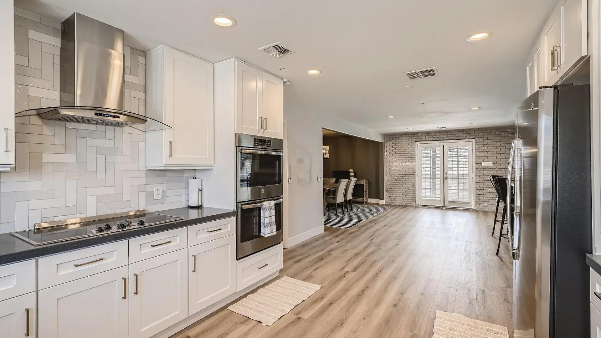 Lux Life! Central Location For Business Or Play! Las Vegas Vila