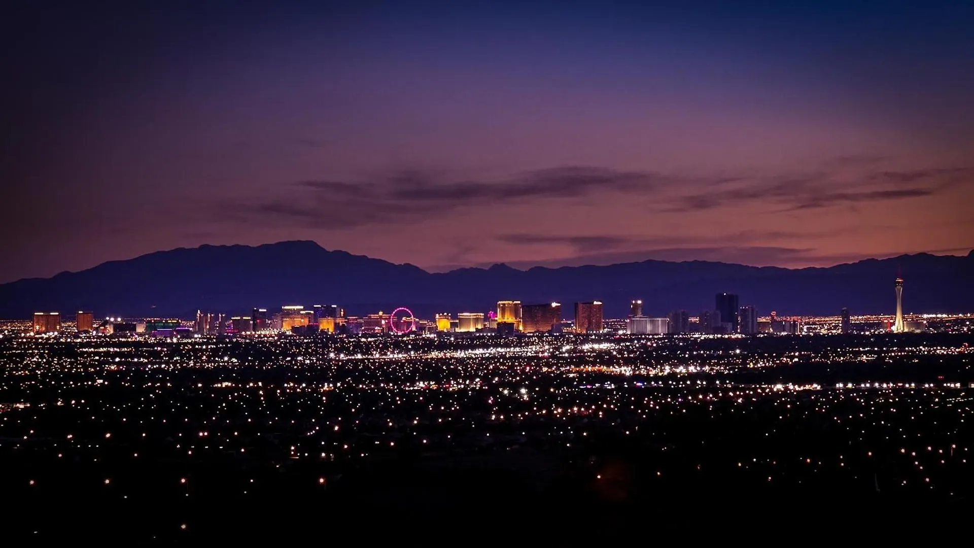 Lux Life! Central Location For Business Or Play! Las Vegas Vila