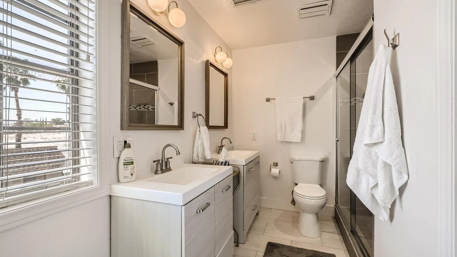 Lux Life! Central Location For Business Or Play! Las Vegas