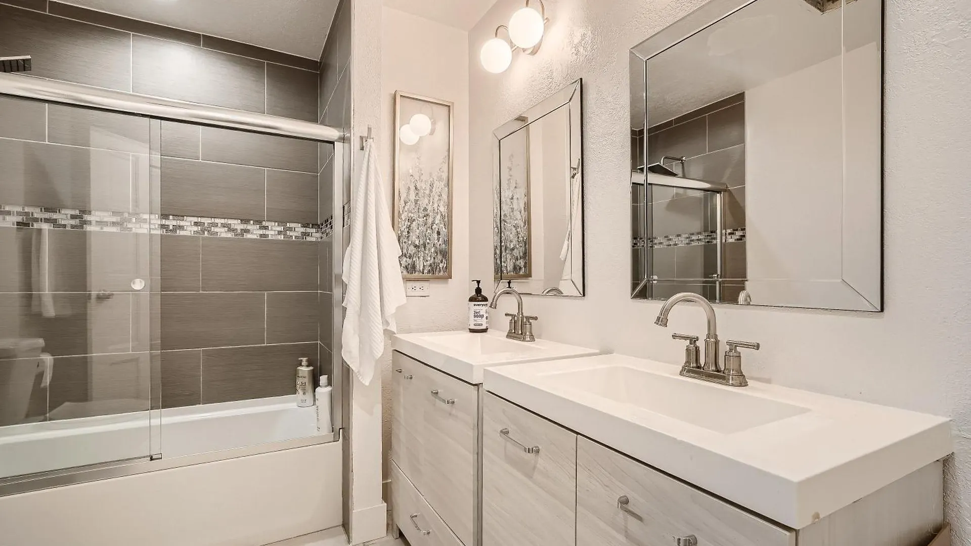 Lux Life! Central Location For Business Or Play! Las Vegas USA